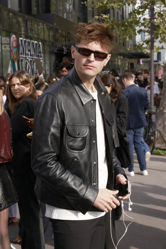 Raphaël Quenard - Arrivées au défilé de mode printemps-été 2024 "Courrèges" au Parc des Expositions lors de la fashion week de Paris. Le 27 septembre 2023 © Christophe Aubert via Bestimage 