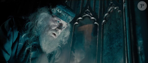 Une mort marquante pour les fans de la saga.,
Capture d'écran - Michael Gambon joue Dumbledore dans le troisième film de la série des Animaux Fantastiques. © JLPPA/Bestimage 
