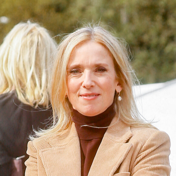 Léa Drucker l'a accompagné d'un pull élégant
Léa Drucker - Arrivées au défilé Chloé prêt à porter femme Printemps/Été 2024 lors de la Fashion Week de Paris (PFW), au Palais de Tokyo, à Paris, France, le 28 septembre 2023. © Christophe Clovis/Bestimage 