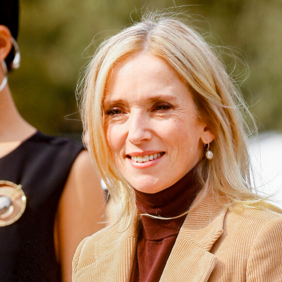 Léa Drucker l'a associé à une veste en velours
Léa Drucker - Arrivées au défilé Chloé prêt à porter femme Printemps/Été 2024 lors de la Fashion Week de Paris (PFW), au Palais de Tokyo, à Paris, France, le 28 septembre 2023. © Christophe Clovis/Bestimage 