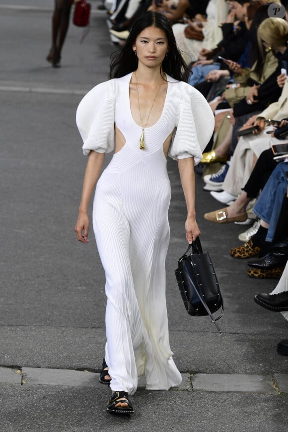 Un mannequin lors du défilé de mode prêt-à-porter Chloé Printemps/été 2024 lors de la Fashion Week de Paris (PFW) à Paris, France, le 28 septembre 2023. 