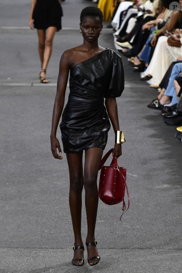 Un mannequin lors du défilé de mode prêt-à-porter Chloé Printemps/été 2024 lors de la Fashion Week de Paris (PFW) à Paris, France, le 28 septembre 2023. 