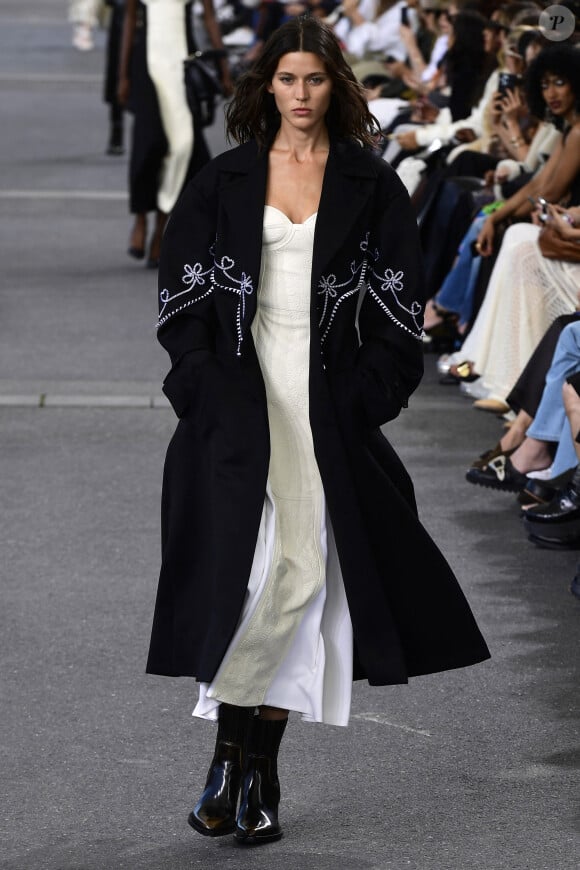 Un mannequin lors du défilé de mode prêt-à-porter Chloé Printemps/été 2024 lors de la Fashion Week de Paris (PFW) à Paris, France, le 28 septembre 2023. 