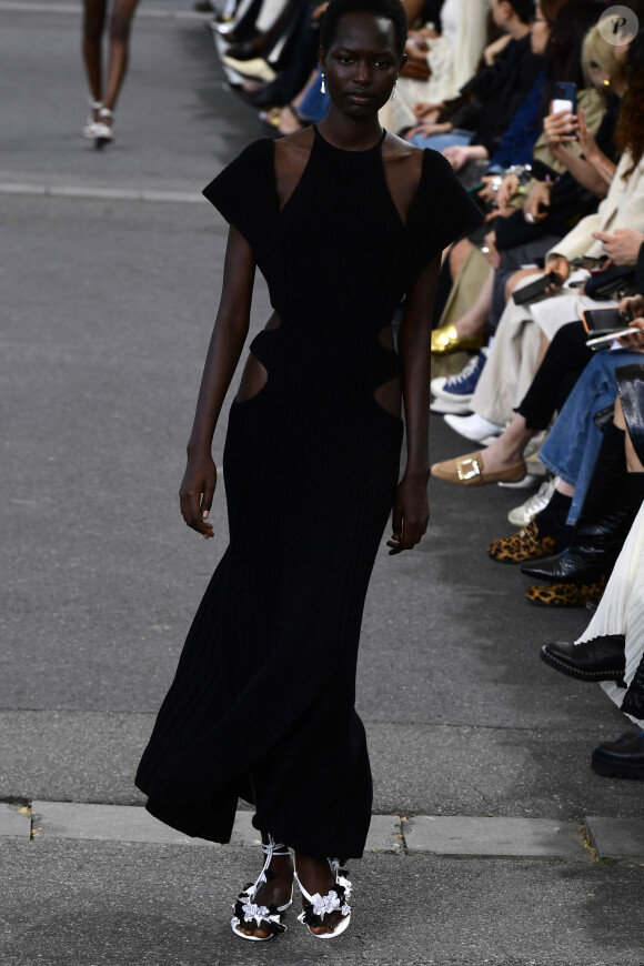 Un mannequin lors du défilé de mode prêt-à-porter Chloé Printemps/été 2024 lors de la Fashion Week de Paris (PFW) à Paris, France, le 28 septembre 2023. 