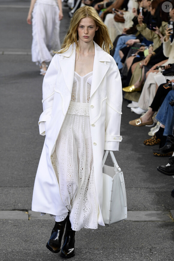 Un mannequin lors du défilé de mode prêt-à-porter Chloé Printemps/été 2024 lors de la Fashion Week de Paris (PFW) à Paris, France, le 28 septembre 2023. 