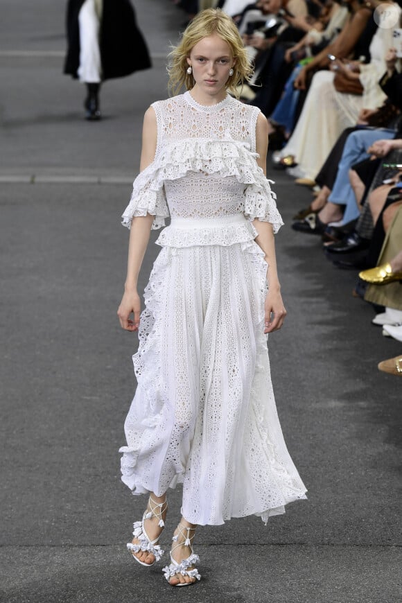 Un mannequin lors du défilé de mode prêt-à-porter Chloé Printemps/été 2024 lors de la Fashion Week de Paris (PFW) à Paris, France, le 28 septembre 2023. 