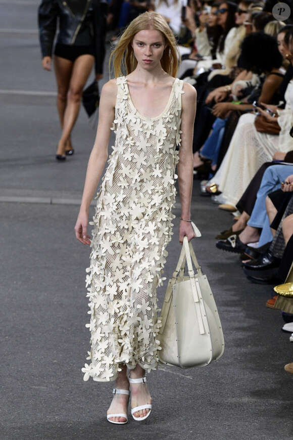 Un mannequin lors du défilé de mode prêt-à-porter Chloé Printemps/été 2024 lors de la Fashion Week de Paris (PFW) à Paris, France, le 28 septembre 2023. 