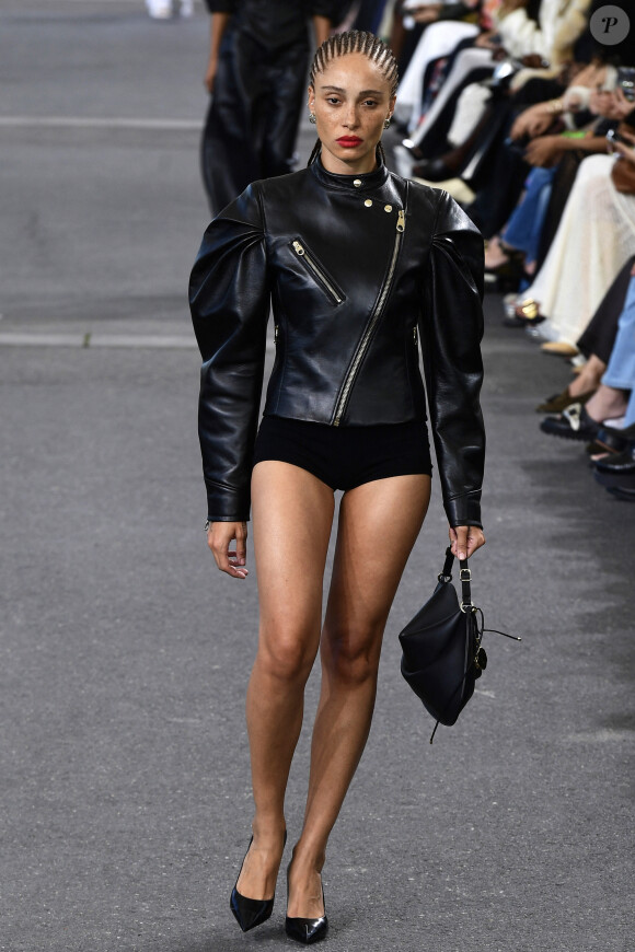Un mannequin lors du défilé de mode prêt-à-porter Chloé Printemps/été 2024 lors de la Fashion Week de Paris (PFW) à Paris, France, le 28 septembre 2023. 