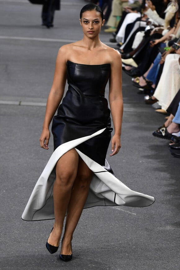 Un mannequin lors du défilé de mode prêt-à-porter Chloé Printemps/été 2024 lors de la Fashion Week de Paris (PFW) à Paris, France, le 28 septembre 2023. 