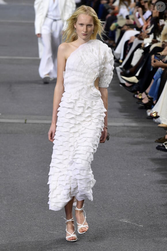 Un mannequin lors du défilé de mode prêt-à-porter Chloé Printemps/été 2024 lors de la Fashion Week de Paris (PFW) à Paris, France, le 28 septembre 2023. 