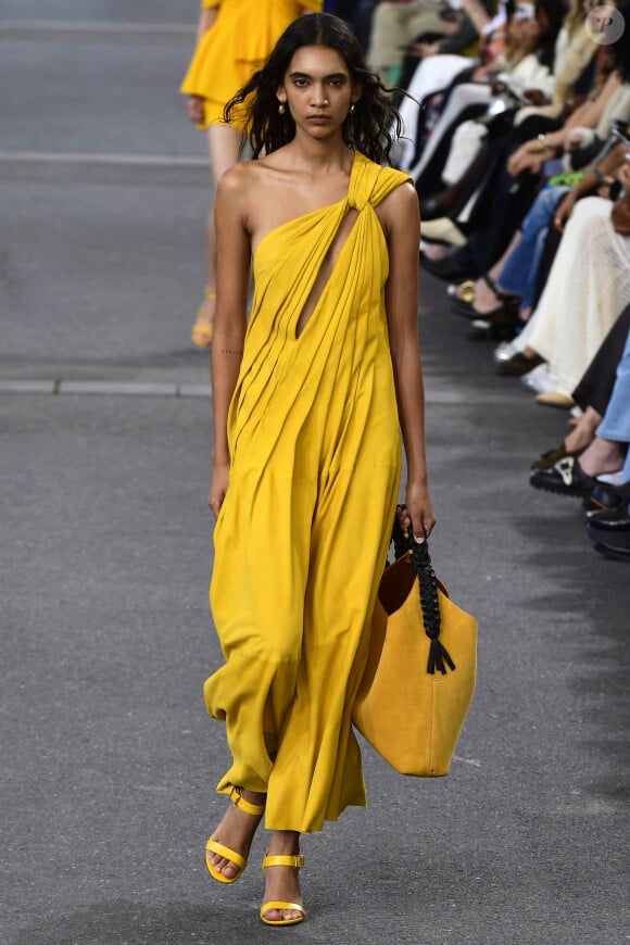 Un mannequin lors du défilé de mode prêt-à-porter Chloé Printemps/été 2024 lors de la Fashion Week de Paris (PFW) à Paris, France, le 28 septembre 2023. 