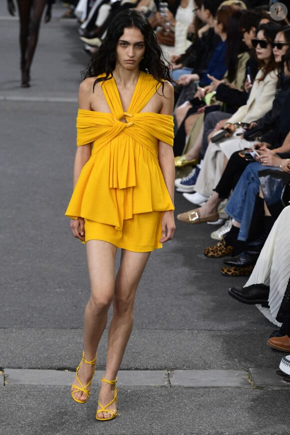 Un mannequin lors du défilé de mode prêt-à-porter Chloé Printemps/été 2024 lors de la Fashion Week de Paris (PFW) à Paris, France, le 28 septembre 2023. 