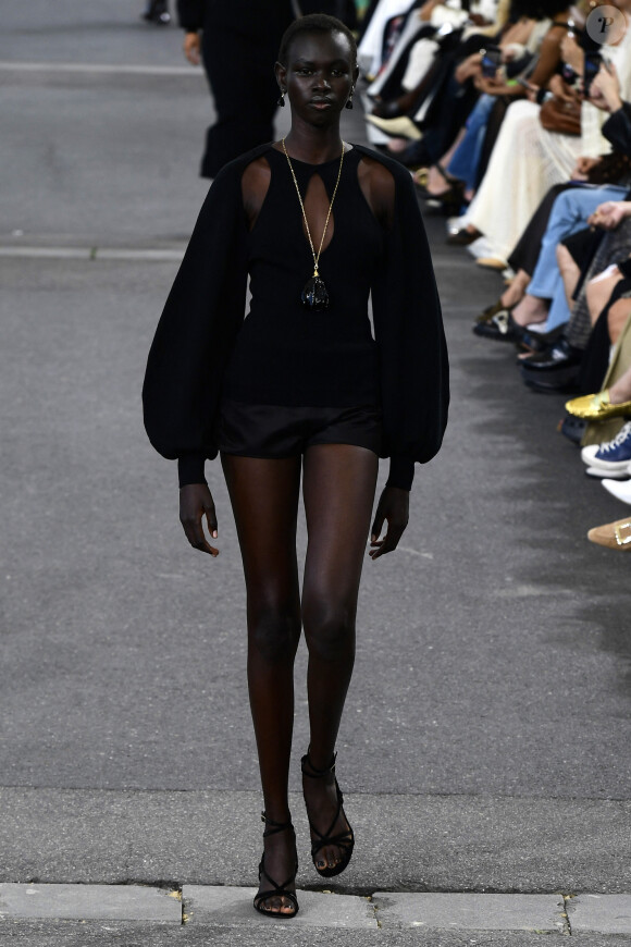 Un mannequin lors du défilé de mode prêt-à-porter Chloé Printemps/été 2024 lors de la Fashion Week de Paris (PFW) à Paris, France, le 28 septembre 2023. 