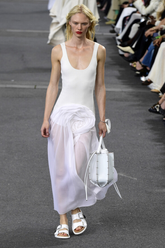 Un mannequin lors du défilé de mode prêt-à-porter Chloé Printemps/été 2024 lors de la Fashion Week de Paris (PFW) à Paris, France, le 28 septembre 2023. 