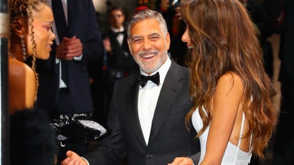 Amal Clooney sculpturale au bras de George, une top model de 49 ans ose un look très transparent