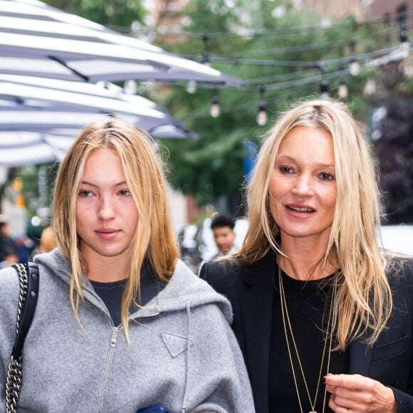 Peu avant elle avait profité d'une balade avec sa fille Lila.
Kate Moss et sa fille Lila à New York le 28 septembre 2023