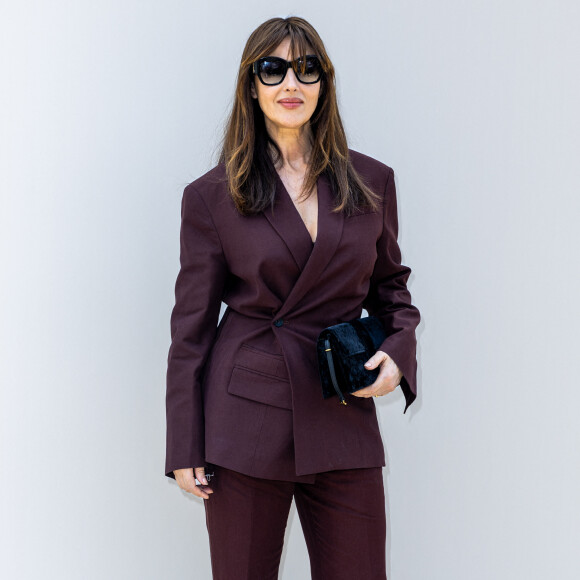 L'occasion de revenir sur ses deux mariages. 
Monica Bellucci au photocall du défilé Jacquemus collection "Le chouchou" automne-hiver 2023/2024, même si la marque est désormais déconnectée du traditionnel calendrier de la mode et livre des collections qui ne sont plus liées aux saisons, au château de Versailles, France, le 26 juin 2023. © Olivier Borde/Bestimage 