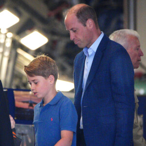 Mais elle préfère rester avec George qui passera des examens scolaires à ce moment-là.
Le prince William, prince de Galles, et Catherine (Kate) Middleton, princesse de Galles, avec leurs enfants le prince George de Galles, et la princesse Charlotte de Galles, lors d'une visite au Royal International Air Tattoo (RIAT) à RAF Fairford, le 14 juillet 2023. 