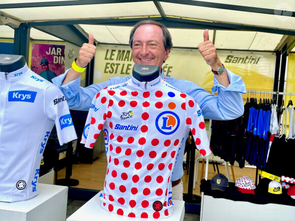 Un message accompagné d'une photo de lui en tenue décontracté à une station essence.
Michel-Édouard Leclerc au village du Tour de France cycliste 2023 à Tarbes le 6 juillet 2023. © Fabien Faure / Bestimage