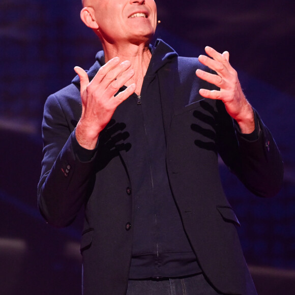 Exclusif - Nicolas Canteloup - Anne Roumanoff fête ses 35 ans de carrière avec le spectacle "Anne Roumanoff & Co s'amusent" à l'Olympia de Paris le 4 décembre 2022. © Coadic guirec/Bestimage 