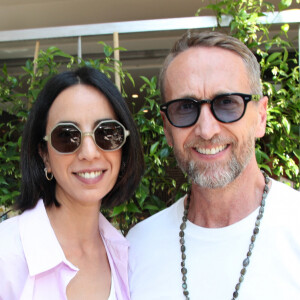 Exclusif - Philippe Caverivière (Chroniqueur du " Quotidien TV ") et sa femme Sarah aux Internationaux de France de Tennis de Roland Garros 2023 - Jour 09 - à Paris, France, le 5 juin 2023. © Bertrand Rindoff/Bestimage 