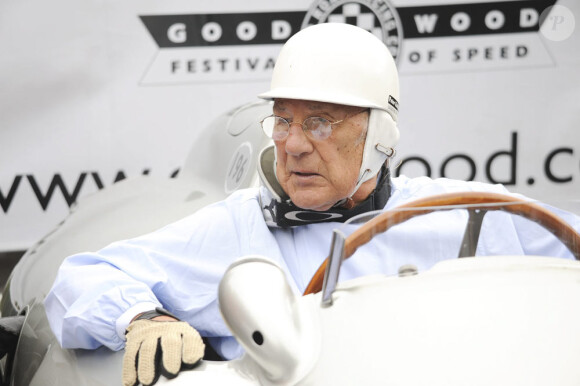 Sir Stirling Moss, ancien pilote de F1 surnommé le "roi sans couronne", victime d'une grave chute à son domicile