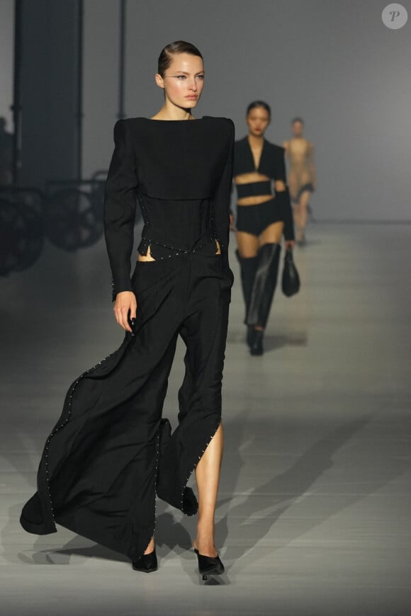 Défilé Mugler, collection prêt-à-porter printemps-été 2024, lors de la Fashion Week de Paris. Le 2 octobre 2023.