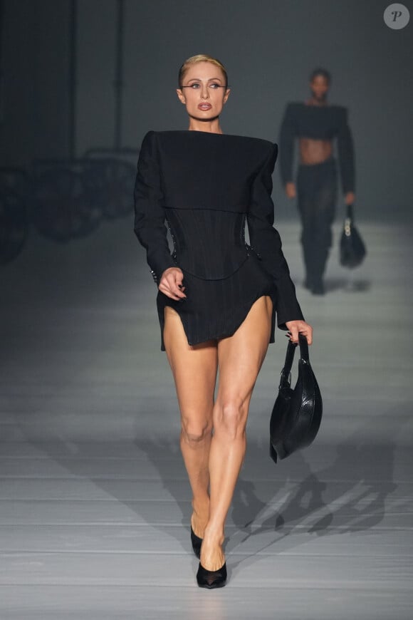 La Maison Mugler a créé l'évènement le 2 octobre 2023.
Paris Hilton - Défilé Mugler, collection prêt-à-porter printemps-été 2024, lors de la Fashion Week de Paris. Le 2 octobre 2023.