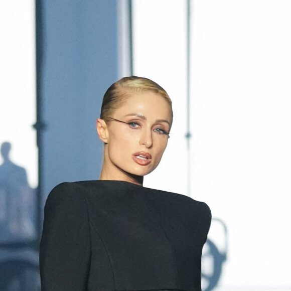 Paris Hilton a notamment dévoilé ses jambes sculpturales dans une minirobe très graphique.
Paris Hilton - Défilé Mugler, collection prêt-à-porter printemps-été 2024, lors de la Fashion Week de Paris. Le 2 octobre 2023.