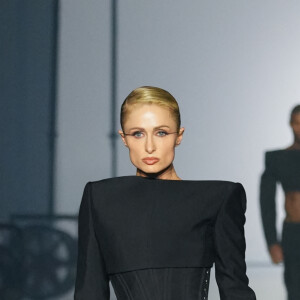 Paris Hilton - Défilé Mugler, collection prêt-à-porter printemps-été 2024, lors de la Fashion Week de Paris. Le 2 octobre 2023.