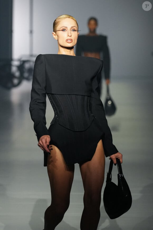 Paris Hilton - Défilé Mugler, collection prêt-à-porter printemps-été 2024, lors de la Fashion Week de Paris. Le 2 octobre 2023.