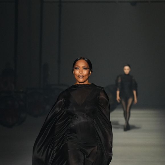 La griffe française a présenté ses modèles prêt-à-porter printemps-été 2024 en direct du Carrousel du Louvre dans une ambiance sombre et sophistiquée.
Angela Bassett - Défilé Mugler, collection prêt-à-porter printemps-été 2024, lors de la Fashion Week de Paris. Le 2 octobre 2023.