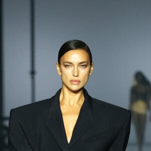Irina Shayk - Défilé Mugler, collection prêt-à-porter printemps-été 2024, lors de la Fashion Week de Paris. Le 2 octobre 2023.