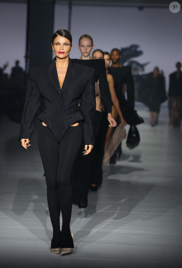 Helena Christensen - Défilé Mugler, collection prêt-à-porter printemps-été 2024, lors de la Fashion Week de Paris. Le 2 octobre 2023.