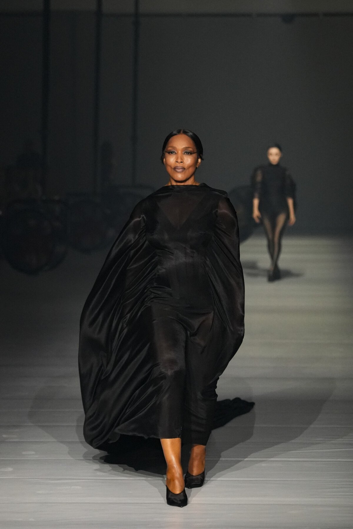 Photo : Angela Bassett - Défilé Mugler, collection prêt-à-porter  printemps-été 2024, lors de la Fashion Week de Paris. Le 2 octobre 2023. -  Purepeople