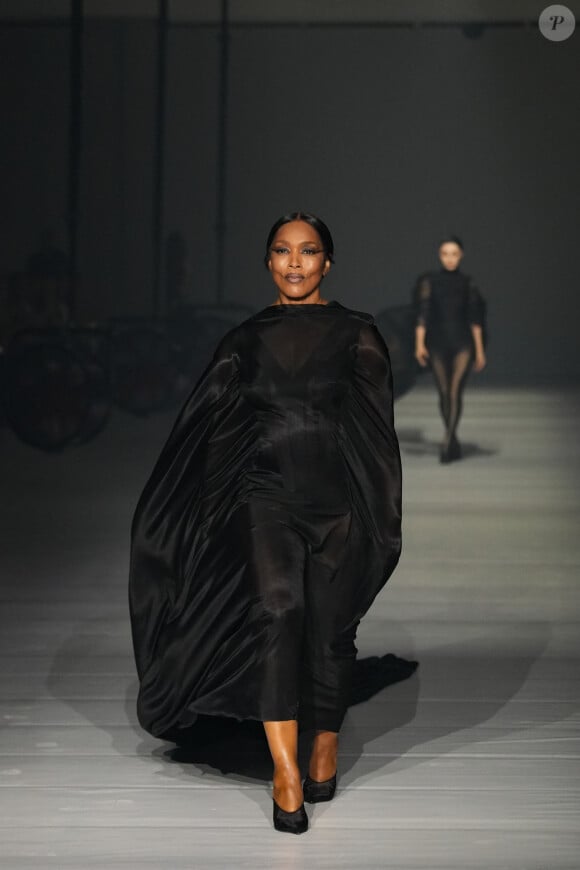Angela Bassett - Défilé Mugler, collection prêt-à-porter printemps-été 2024, lors de la Fashion Week de Paris. Le 2 octobre 2023.