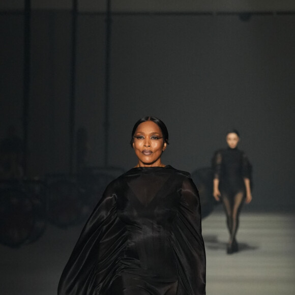 Angela Bassett - Défilé Mugler, collection prêt-à-porter printemps-été 2024, lors de la Fashion Week de Paris. Le 2 octobre 2023.
