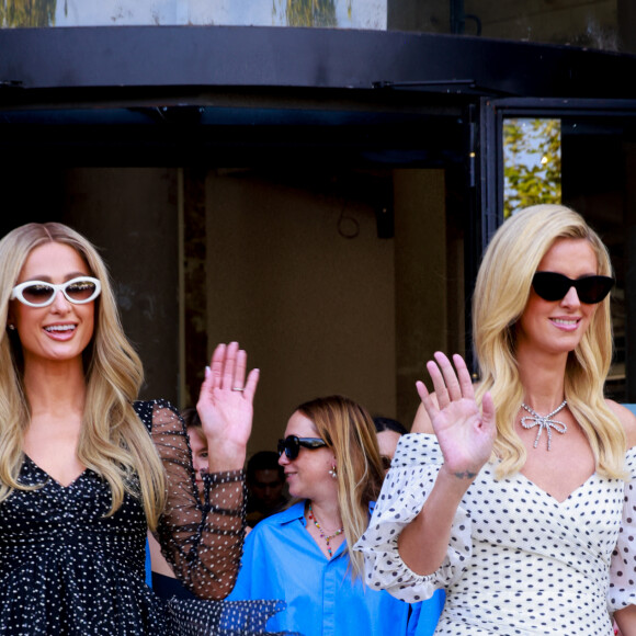 Paris Hilton et sa soeur Nicky - Défilé de mode Zimmermann, collection prêt-à-porter printemps-été 2024, au Palais de Tokyo. Paris, le 2 octobre 2023. © Christophe Aubert / Bestimage