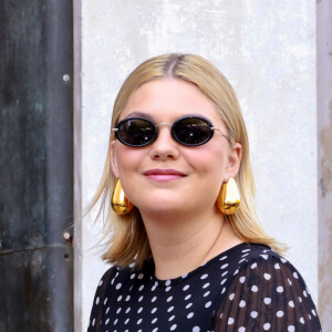 Louane - Défilé de mode Zimmermann, collection prêt-à-porter printemps-été 2024, au Palais de Tokyo. Paris, le 2 octobre 2023. © Christophe Aubert / Bestimage