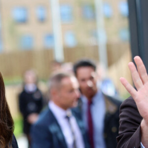 Le prince William, prince de Galles, et Catherine (Kate) Middleton, princesse de Galles, quittent le pavillon Grange à Cardiff, le 3 octobre 2023. L'objectif est de rencontrer des membres des aînés de Windrush Cymru, de Black History Cymru 365 et du Forum des jeunes des minorités ethniques du Pays de Galles, et entendre parler de la contribution de la génération Windrush à la Communauté galloise et découvrir comment les jeunes membres d'une minorité ethnique créent un changement positif au Pays de Galles. 