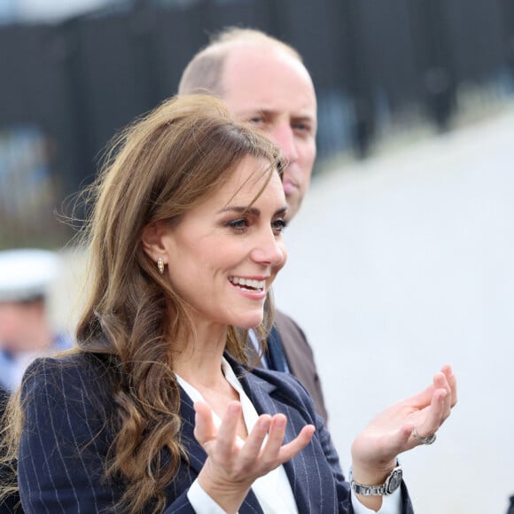 Le prince William, prince de Galles, et Catherine (Kate) Middleton, princesse de Galles, quittent le pavillon Grange à Cardiff, le 3 octobre 2023. L'objectif est de rencontrer des membres des aînés de Windrush Cymru, de Black History Cymru 365 et du Forum des jeunes des minorités ethniques du Pays de Galles, et entendre parler de la contribution de la génération Windrush à la Communauté galloise et découvrir comment les jeunes membres d'une minorité ethnique créent un changement positif au Pays de Galles. 