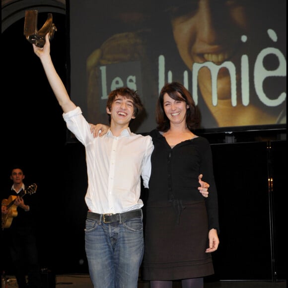 Zabou Breitman et son fils Antonin Chalon lors de la cérémonie des prix Lumières en 2011 à Paris