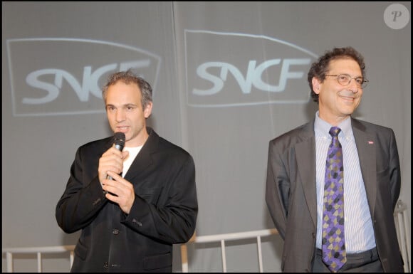 Fabien Chalon et Bernard Emsellem lors de l'inauguration de l'oeuvre Le Monde en marche à la Gare du Nord à Paris en 2008
