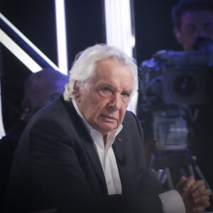 Exclusif - Michel Sardou sur le plateau de l'émission Touche pas à mon poste (TPMP) présentée en direct par C.Hanouna et diffusée sur C8 le 29 août 2022. © Jack Tribeca / Bestimage 