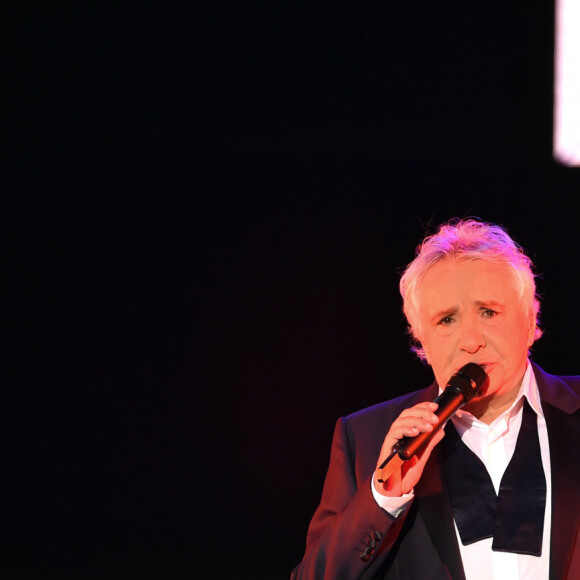 Exclusif - Michel Sardou aux Arènes de Nîmes pour le second concert de sa dernière tournée "La Dernière Danse" le 7 juillet 2017. © Bruno Bebert / Bestimage  For Germany please call for price No web/ No blog pour Belgique/Suisse Exclusive - Singer Michel Sardou performs in Nîmes, south France on July 7th 2017. 