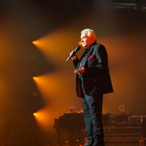 En débutant par "Les Lacs du Connemara", l'un de ses plus grands tubes
Michel Sardou lors de son concert à Rouen le mardi 3 octobre 2023