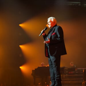 Michel Sardou va devoir s'armer d'encore un peu de patience pour vivre la vie dont il rêve désormais
Michel Sardou sur la scène du Zénith de Rouen pour son grand retour avec la tournée "Je me souviens d'un adieu"