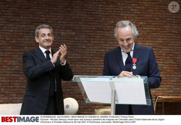 Exclusif - Nicolas Sarkozy remet dans ses bureaux parisiens les insignes de Chevalier dans l'Ordre Nationale de la Légion d'Honneur à Christian Mahout le 26 mai 2021 © Dominique Jacovides / Bestimage