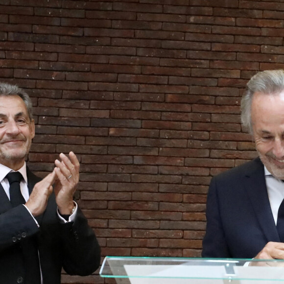 Exclusif - Nicolas Sarkozy remet dans ses bureaux parisiens les insignes de Chevalier dans l'Ordre Nationale de la Légion d'Honneur à Christian Mahout le 26 mai 2021 © Dominique Jacovides / Bestimage