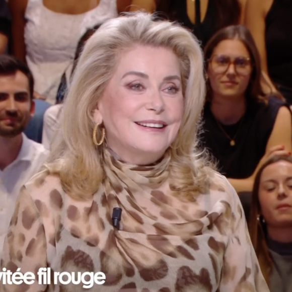 Capture d'écran de l'émission "Quotidien" du 4 octobre 2023 : Yann Barthès a reçu Catherine Deneuve et l'a interrogée sur la psychose des punaises de lit